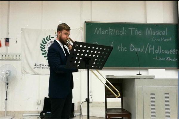 Chris为同学们演奏音乐.jpg