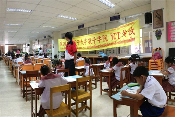小考生们正在专心答题