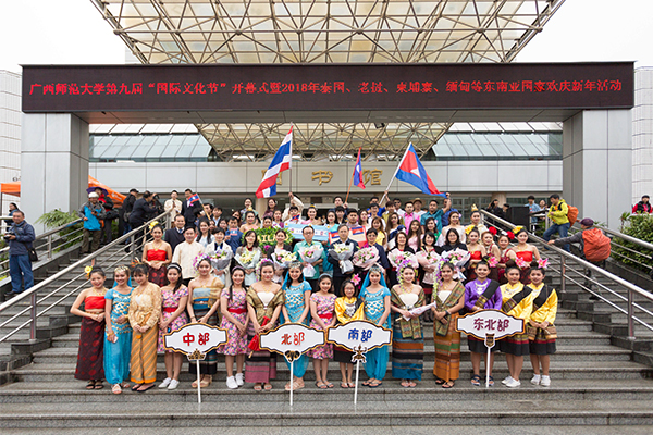 未标题-1_0003_4.图书馆门前合影.jpg