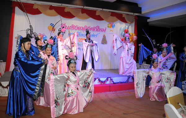 孔子学院教师们表演《孔子颂》