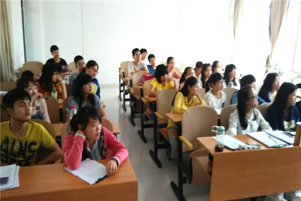 同学们聚精会神聆听
