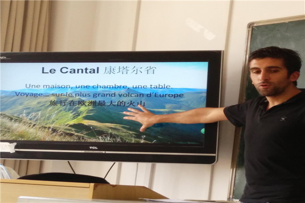 Adrien向同学们介绍了法国康塔尔省自然风光