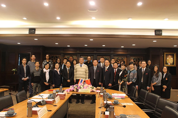 未标题-1_0005_6.我校代表团与泰北皇家理工大学校领导合影.jpg