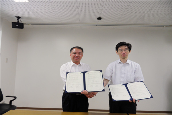 与日本山形大学人文学部签署学生交流协议.jpg