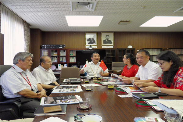 访问日本常叶大学，与该校稻叶光彦副校长会谈.jpg