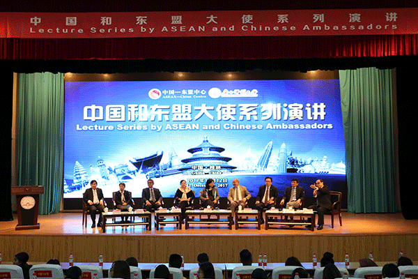 _0004_与学生们互动交流.png