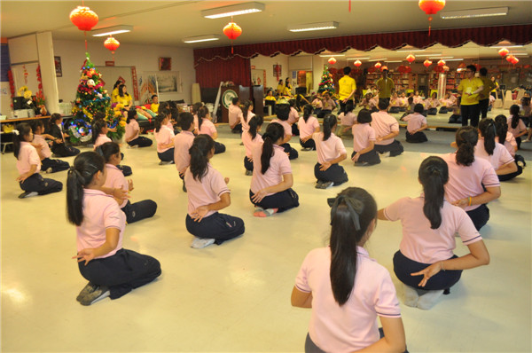 李飞锐老师教学员京剧身段