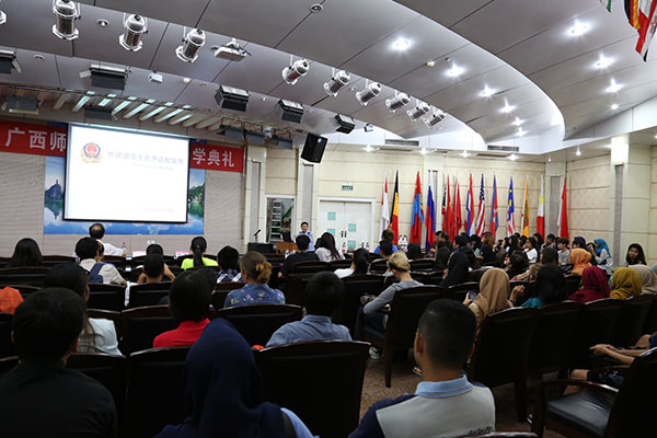 未标题-1_0007_8. 桂林市公安局出入境管理处郭涛警官做法制教育讲座.jpg