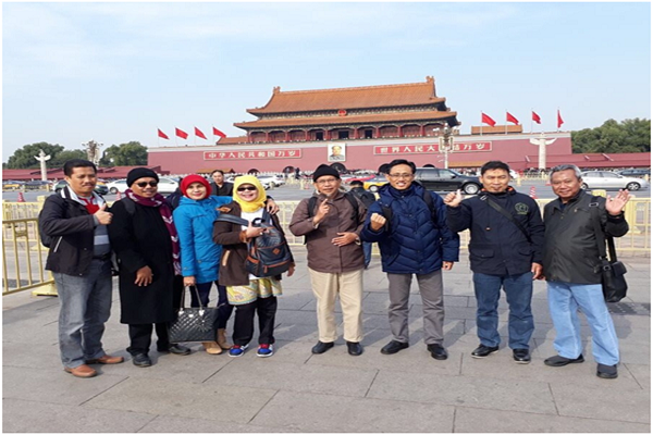 图1 于天安门广场.png
