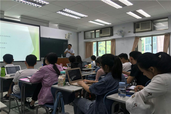 2.同学们认真上课.png