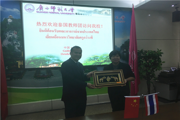 双方交换纪念品.jpg