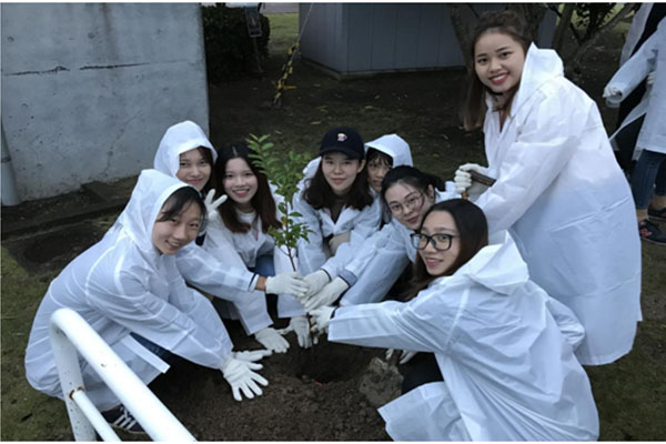 _0003_我校学生在熊本县水俣公园种下象征友好的“百日红”.jpg