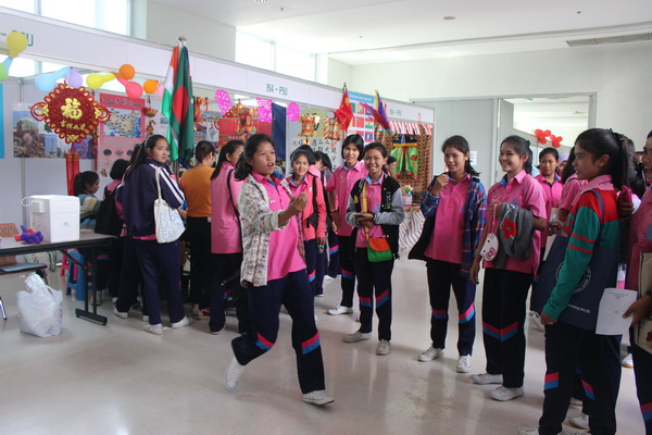 泰国中学生在体验踢毽子