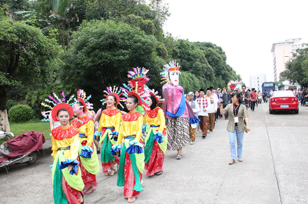 印尼文化日开幕式全体演员巡游校园