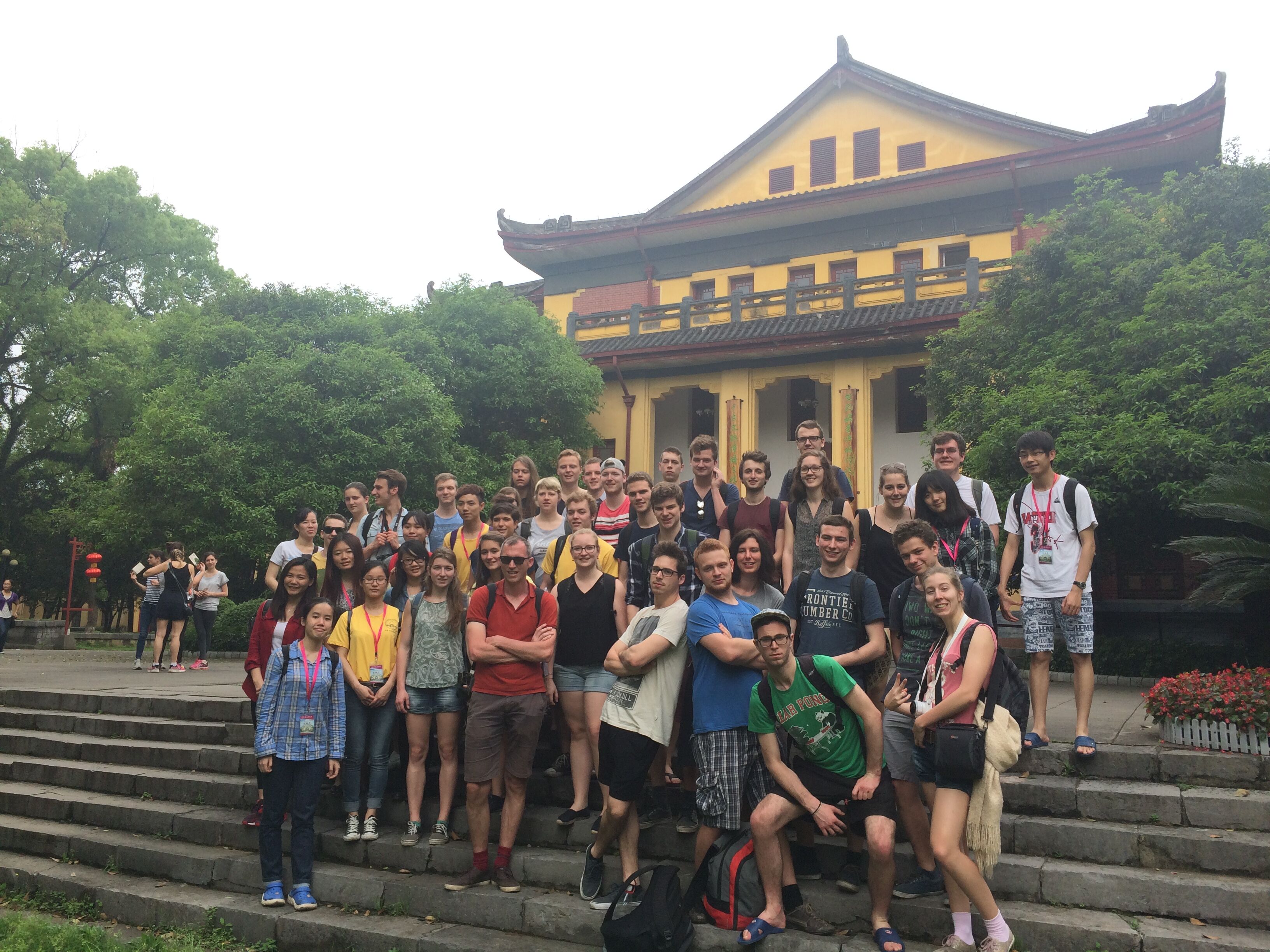 王城校区国学堂前合影