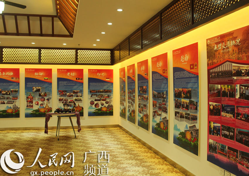 走进东盟广西师范大学东盟教育交流合作展一角