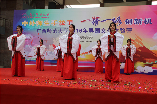5-国教院独秀五洲艺术团在展示中国礼仪文化.jpg