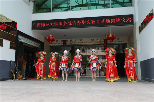学生节目《壮族敬酒歌》.jpg