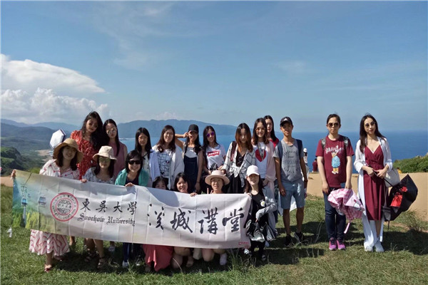 5.垦丁的龙磐草原师生合影.jpg 5.垦丁的龙磐草原师生合影.jpg