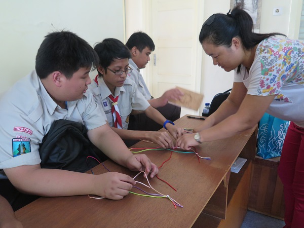 孔院教师指导学生编织中国结