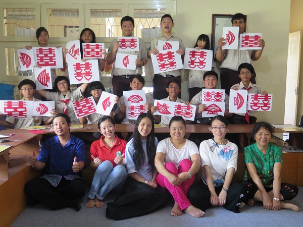 学生剪纸作品及师生合影