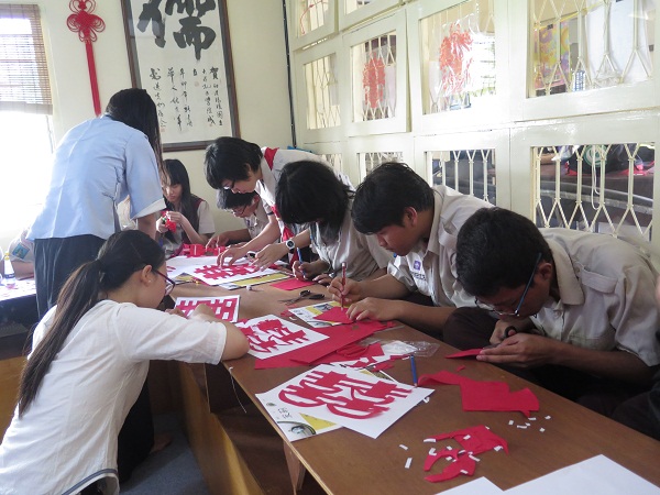 学生勾描图案