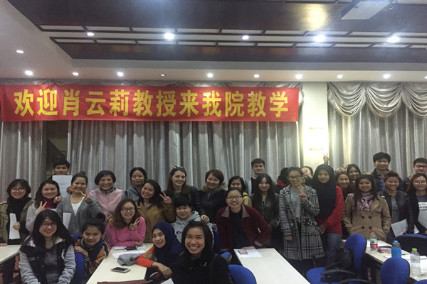 2-肖云莉教授与同学们合影_副本.jpg