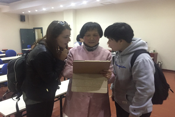 3-讲座结束后还意犹未尽的师生_副本.jpg