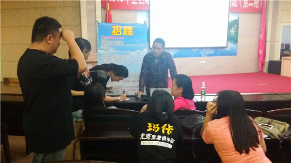 印尼留学生向招聘单位了解岗位招聘情况