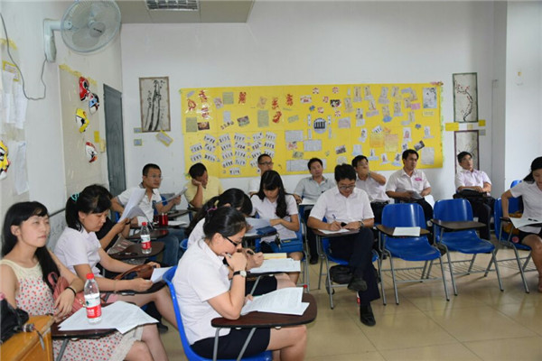 与会人员认真参与学习与讨论