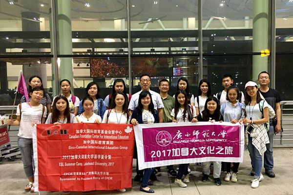 未标题-1_0001_中加项目的资助人荣守宇先生接机并与大家合影留念.jpg