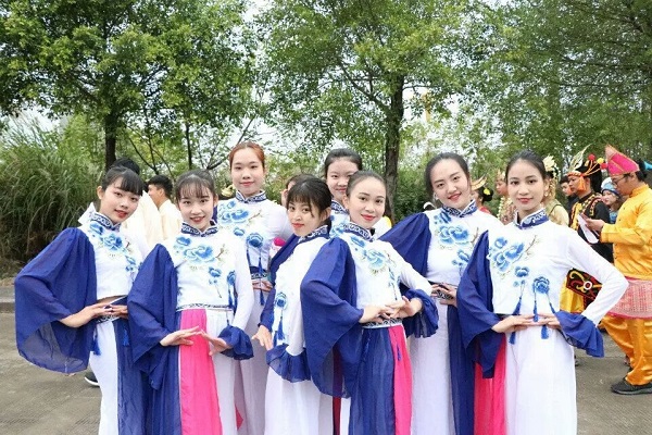 4.优雅的独秀五洲艺术团成员.jpg