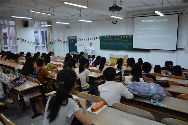 3-同学们都在认真听讲