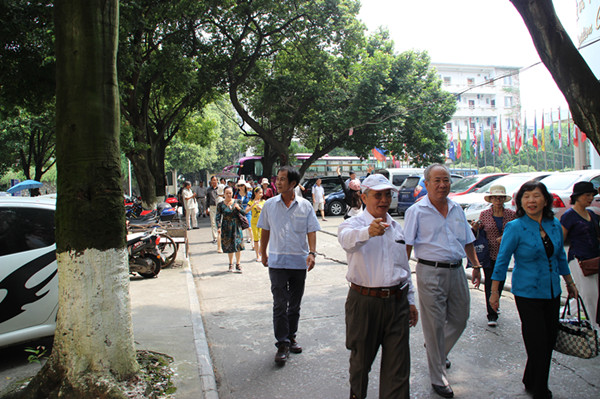参观育才校区校园