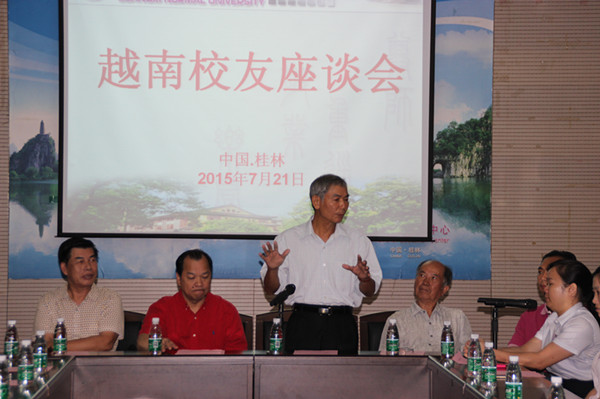 陈文慈团长发言(左三)