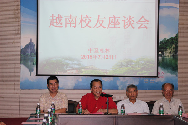白晓军副校长在座谈会上发言(左二)