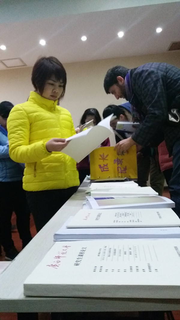7班、8班同学欣赏获奖档案袋