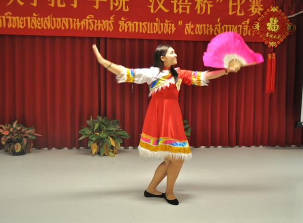 参赛选手表演中国舞蹈