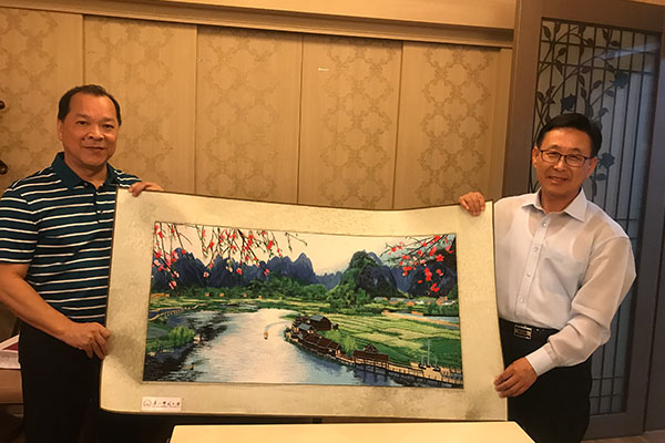 _0001_白晓军副校长向忠清北道经济通商局赠送礼物.jpg