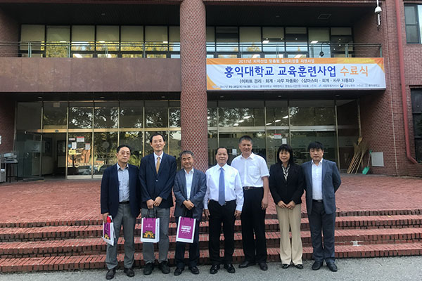 _0000_我校代表团访问韩国弘益大学.jpg