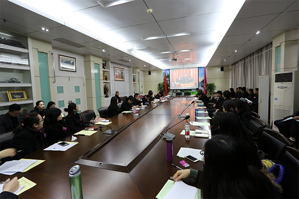 未标题-1_0000_3全体与会人员观看《广西师范大学第十一次代表大会纪实片》.jpg