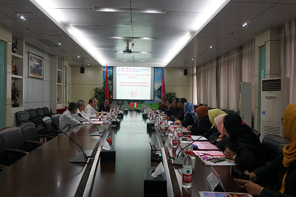 _0001_1.代表团与我校数学与统计学院负责人会谈.jpg