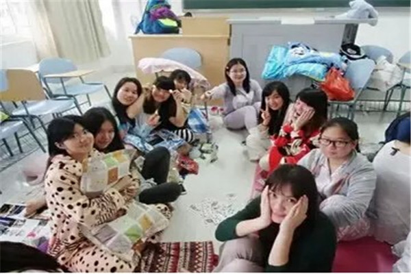 14级中英3班的party show