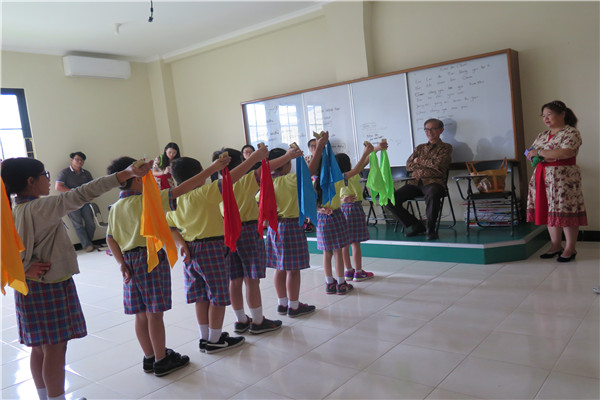 2.学生表演《弟子规》.jpg