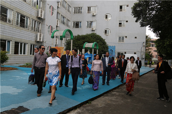 7. 代表团一行参观卓然小学.jpg