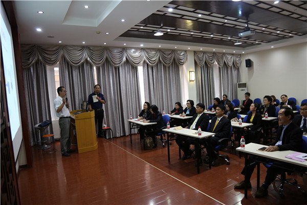 5.代表团成员聆听中国概况讲座.jpg