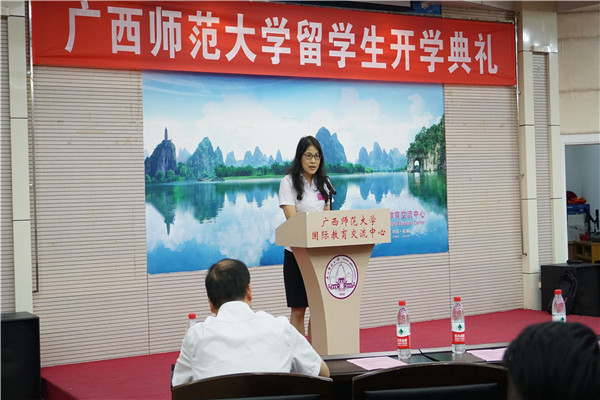 学校国际交流处戴家毅处长在开学典礼上致辞.jpg