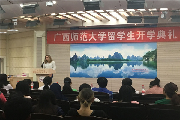 波兰学生安可作为新生代表发言.jpg