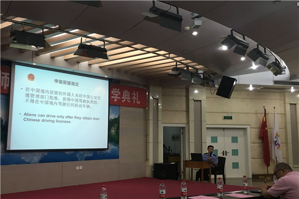 桂林市公安局出入境管理处郭涛警官为留学生新生做“外国人入境中国法规解读”.jpg