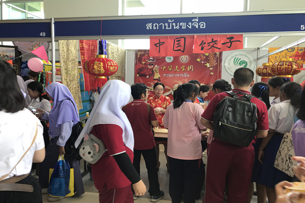 2-学生体验中国饺子.jpg